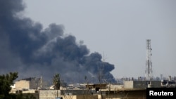 在摩苏尔老城的战斗中,硝烟升起(2017年3月24日)