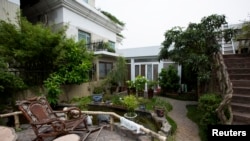 2013年8月,深圳一座居民楼的楼顶花园。中国不少官员拥有隐秘的房产