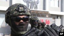 台湾军队士兵在高雄举行军演。(2020年1月16日)