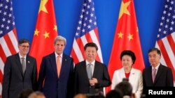 (从左到右)美国财政部长杰克·卢和国务卿克里,中国主席习近平、国务院副总理刘延东和汪洋在第八轮美中战略与经济对话开幕式上(2016年6月6日)