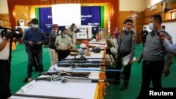 缅甸内比都举行的军政府新闻部新闻发布会上展示了缴获的自制气枪。(2021年3月23日)