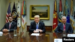 美国总统川普在白宫会见众议院议长瑞安和参议院多数党领袖麦康奈尔(2017年9月5日)
