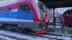 列车车身上用20种语言写着”科索沃是塞尔维亚的“ 列车车身上用20种语言写着”科索沃是塞尔维亚的“