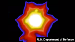 导弹防御局视频显示拦截导弹击中目标(美国国防部照片)