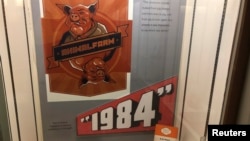 美国新墨西哥大学为纪念英国作家奥威尔举办展览会的招贴画,上面显示奥威尔的名著《动物庄园》和《1984》。(2019年10月21日)