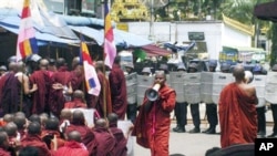 番红花革命:仰光街头的示威僧侣与军警对峙