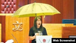 “长毛”梁国雄10月12日宣誓就任(苹果日报图片)