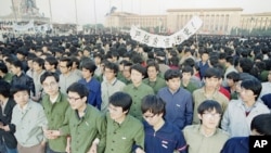 1989年4月22日,中国学生清晨在天安门广场手挽着手团结一致。