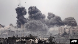一张从以色列南部城市斯德罗特拍摄的照片显示,2023年10月29日,以色列与巴勒斯坦哈马斯之间的战斗仍在继续,以色列轰炸加沙地带期间冒出浓烟。 (法德尔·塞纳/法新社摄)