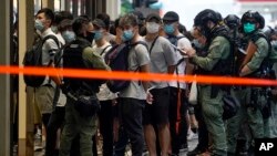 香港警察中国国庆日在警方封锁区域里拘捕数人。(2020年10月1日)