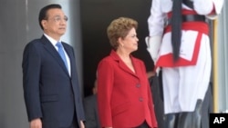 中国总理李克强(左)与巴西总统罗塞夫在巴西利亚总统府举行的欢迎仪式上(2015年5月19日)