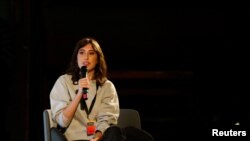 Jurnalis Italia Cecilia Sala, yang ditahan oleh polisi di Teheran baru-baru ini, tampil dalam sebuah acara di Milan, Italia, pada 16 Februari 2024. (Foto: Chora Media/via Reuters)