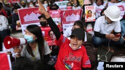 ဖေဖော်ဝါရီ ၂၅ ရက်နေ့က စက်ရုံ လုပ်သားတွေရဲ့ အာဏာသိမ်းမှု ဆန့်ကျင် ဆန္ဒပြပွဲ။ ဓာတ်ပုံ ရိုက်တာ။