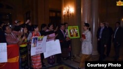 နိုင်ငံတော် အတိုင်ပင်ခံ ပုဂ္ဂိုလ် ဒေါ်အောင်ဆန်းစုကြည် ကနေဒါ နိုင်ငံ အော့တဝါ လေဆိပ်ကို ဆိုက်ရောက်လာစဉ် ကြိုဆိုသူတွေနဲ့ အတူ။ ဓာတ်ပုံ - နိုင်ငံတော် အတိုင်ပင်ခံရုံး။