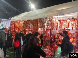 年宵市场贩商们坦言今年香港经济环境困难,纵然营运成本上涨,也不能加价,甚至需要大幅降价才可维持收入。(美国之音/林淦峰)