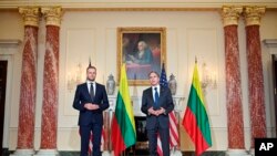 资料照片:美国国务卿布林肯(右)2021年9月15日在国务院会晤立陶宛外长兰茨贝尔吉斯。