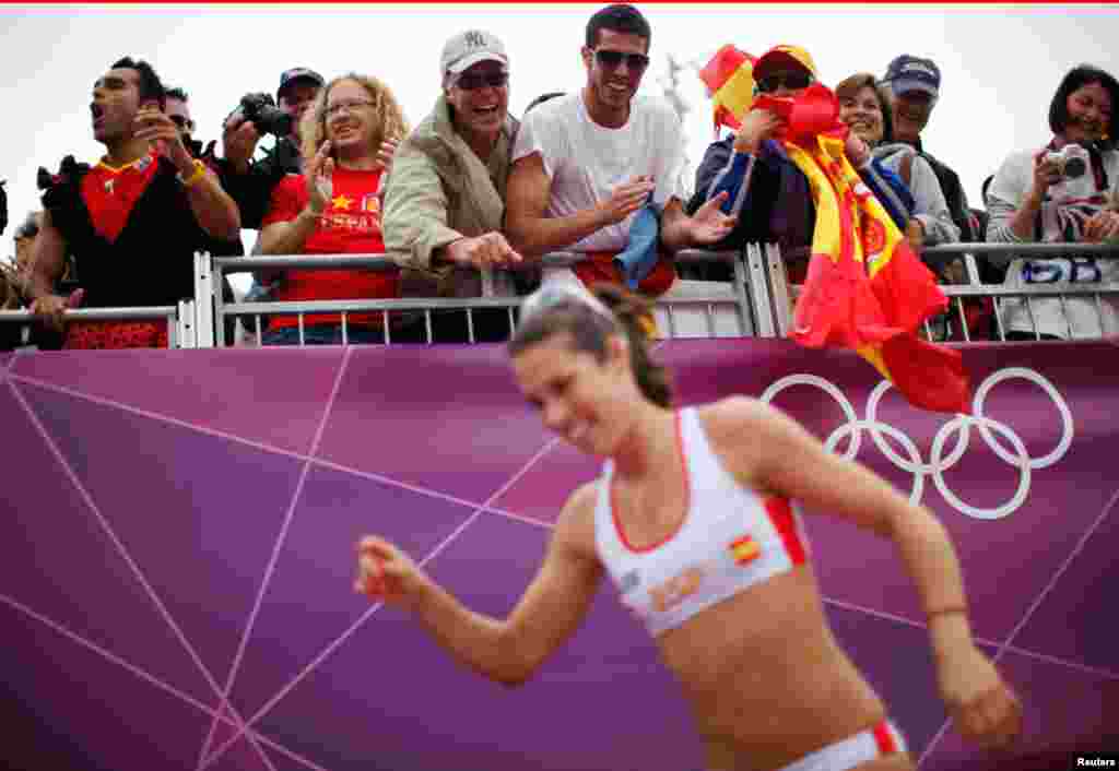 Giới hâm mộ hoan nghênh vận động viên Tây Ban Nha Elsa Baquerizo McMillan trong vòng đầu trận thi đấu bóng chuyền nữ với đội Argentina tại bãi biển.