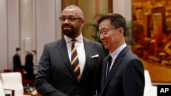 英国外交大臣詹姆斯·克莱弗利(James Cleverly)2023年8月30日在北京与中国国家副主席韩正会面。(美联社)