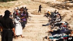 Hình ảnh trên trang web của phe chủ chiến ngày 14/6/2014 cho thấy các chiến binh nhóm Nhà nước Hồi giáo chĩa súng vào các binh sĩ Iraq bị bắt tại Tikrit.