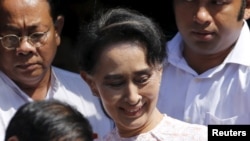缅甸民主运动领袖昂山素季在仰光的民盟总部对支持者发表讲话后离开总部(2015年11月9日)