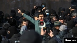 哈萨克斯坦民众在阿拉木图举行抗议示威。(2021年2月28日)