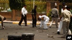 Buddy Guy arrives at the Kennedy Center for the Performing Arts for the 2012 Kennedy Center Honors Performance and Gala, Washington, December 2, 2012.
