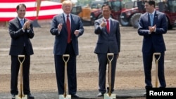 2018年6月28日特朗普总统(左二),富士康创始人兼董事长郭台铭(右二),以及众议员保罗.瑞安(右)参加富士康科技集团在美国威斯康星州的奠基仪式。