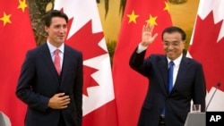 加拿大总理特鲁多与中国总理李克强星期三在北京人大会堂举行联合新闻发布会。(2016年8月31日)