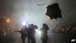 7月21日，香港防暴警察与示威者对峙