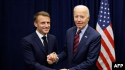 法国总统马克龙在纽约举行的第 79 届联合国大会期间与美国总统拜登会晤,两国敦促以色列与黎巴嫩立即停火21天。(法新社:2024年9月25日)