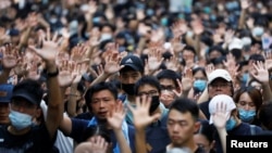 香港抗议者在集会中举起手掌表示五大诉求缺一不可。(2019年9月8日)