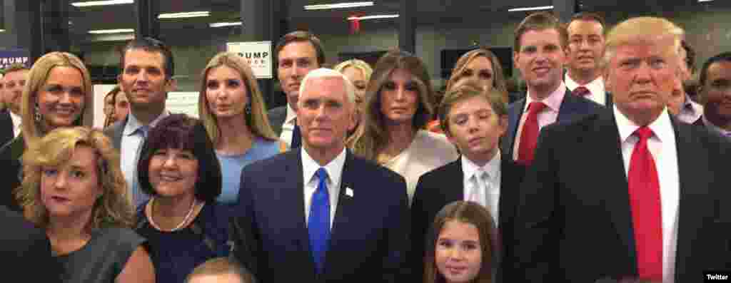 美国总统当选人唐纳德&middot;川普和副总统当选人麦克&middot;彭斯及其家人们（川普推特图片）