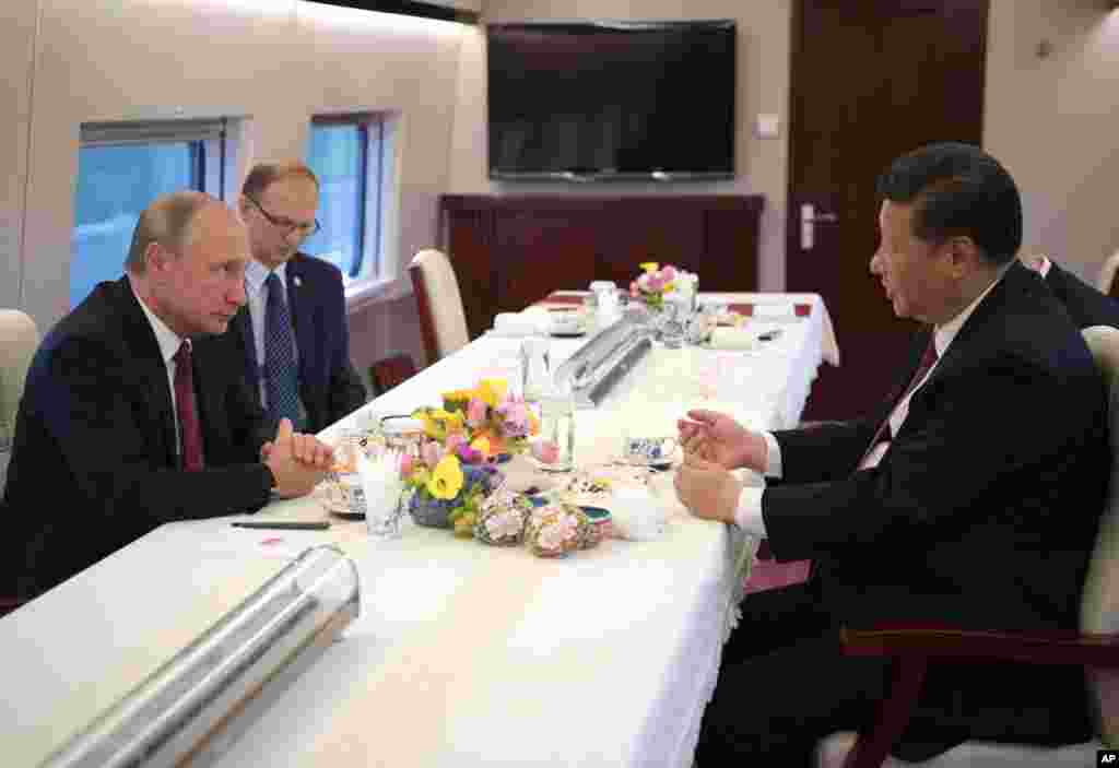 2018年6月8日中国国家主席习近平和俄罗斯总统弗拉基米尔·普京乘坐电动火车前往天津。根据普京的外交事务顾问尤里乌沙科夫的说法,普京和习近平共见过25次,仅去年就五次。