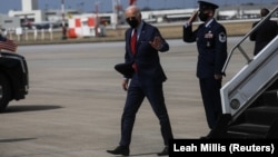 拜登总统走下"空军一号"专机,参加宣言1万9千亿美元的新冠疫情救助方案的活动。(2021年3月23日)