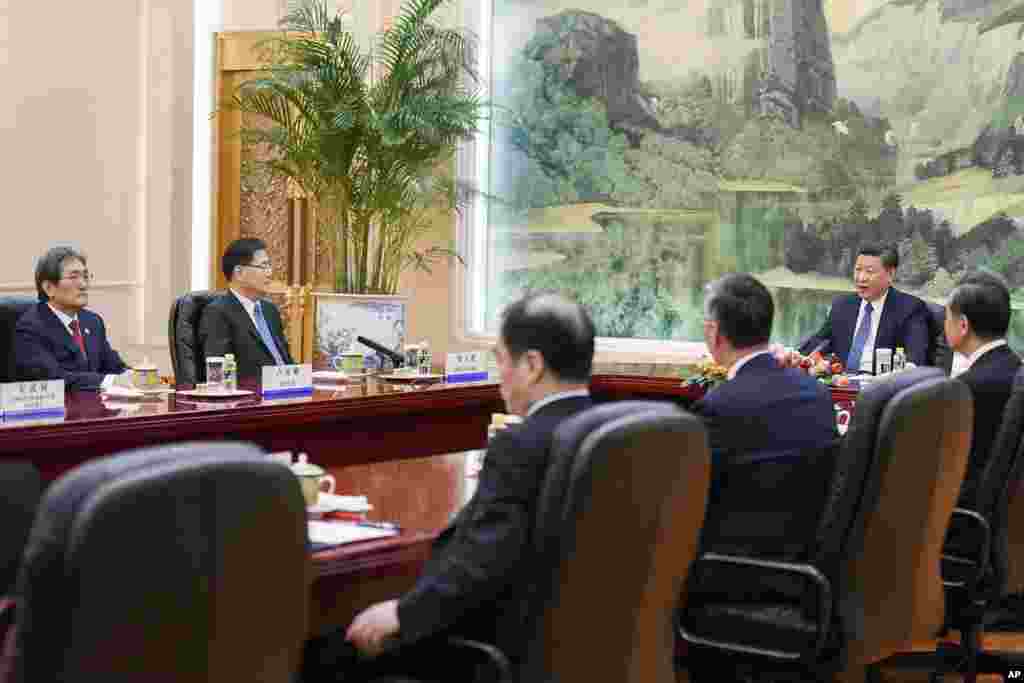 中国国家主席习近平在北京人大会堂会见到访的韩国国家安保室长郑义溶(左二)和韩国驻华大使卢英敏、韩国高官安成国。(2018年3月12日)