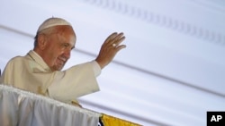 2015年7月6日厄瓜多尔基多独立广场: 罗马天主教教宗方济各祝福信徒