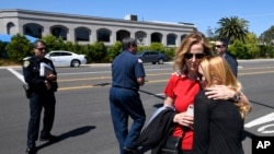 美国加州波威市的恰巴德犹太教堂发生枪击后,教堂外面,人们拥抱。