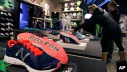 新百伦位于波士顿的总部展出的新款运动鞋(2016年12月28日)。
