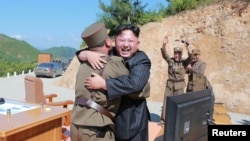 朝鲜领导人金正恩在洲际弹道导弹“哈桑十四号”测试发射成功后,与技术人员拥抱(2017年7月5日)