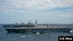 美国海军公布的照片显示,英国皇家海军“伊丽莎白女王”号航母、美国海军“卡尔·文森”号航母与日本海上自卫队“加贺”号直升机航母一道参加“海上合作伙伴关系演习”。(2021年10月17日)