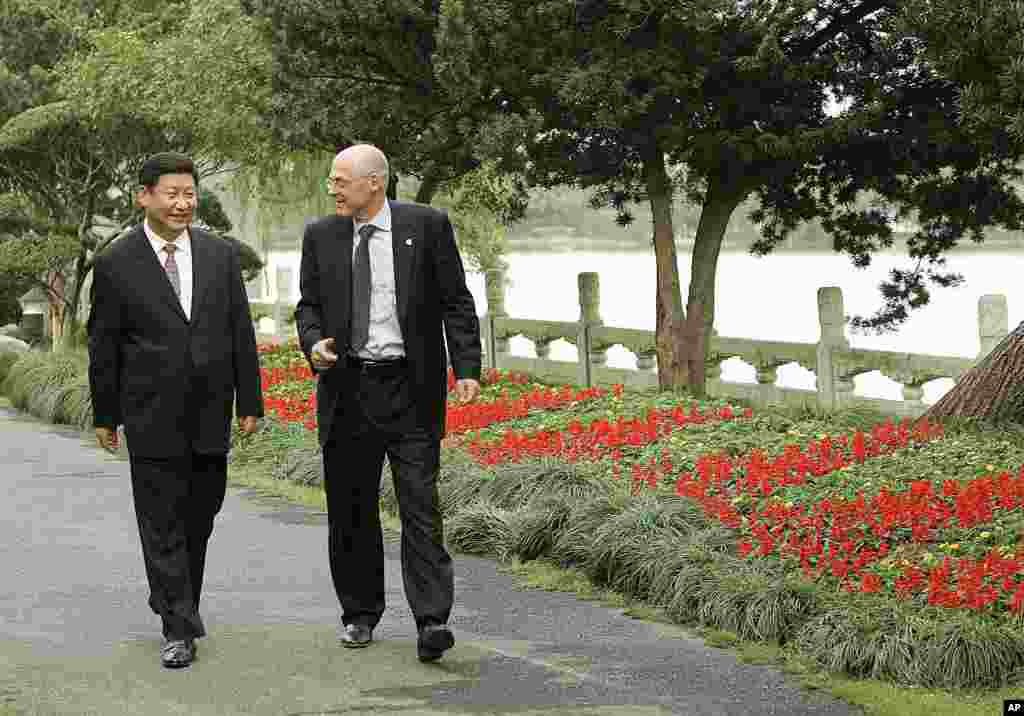 2006年9月19日,美国财政部长保尔森和中共浙江省委书记习近平在举行会议后在杭州散步