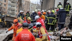 乌克兰救援人员在敖德萨被毁楼房废墟中移出一具尸体。(2024年3月2日)