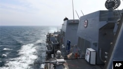 资料照:美国海军阿利·伯克级导弹驱逐舰哈尔西号 (DDG 97) 2024年5月8日穿越台湾海峡进行例行航行。(照片来自美国海军)