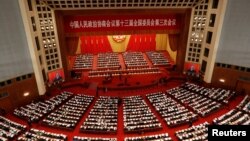 中国政协代表在北京人大会堂参加全国政协会议开幕会。(2020年5月21日)