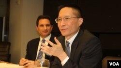 刘柏川在纽约演讲 (美国之音 方冰拍摄)