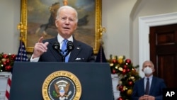 美国总统拜登在白宫就奥密克戎新冠变异病毒的防范措施发表讲话(2021年11月29日)