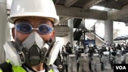 美国之音记者在香港机场报道香港反中民众机场示威防暴警察清场的实况。(资料画面,美国之音记者黎堡拍摄)