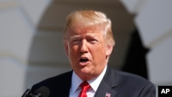 川普总统在白宫南草坪谈美国经济。(2018年7月27日)