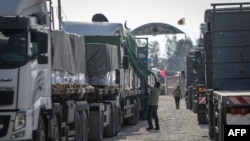 一个卡车车队携带援助物资通过拉法口岸从埃及进入加沙。(2023年10月21日)