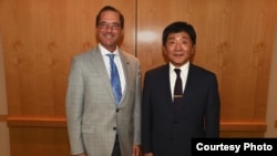美国卫生与公众服务部部长阿扎尔8月29日在华盛顿会晤台湾卫生福利部长陈时中(图片来源:美国卫生与公众服务部部长阿扎尔官方推特)